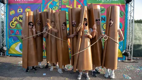 Canela Party scene